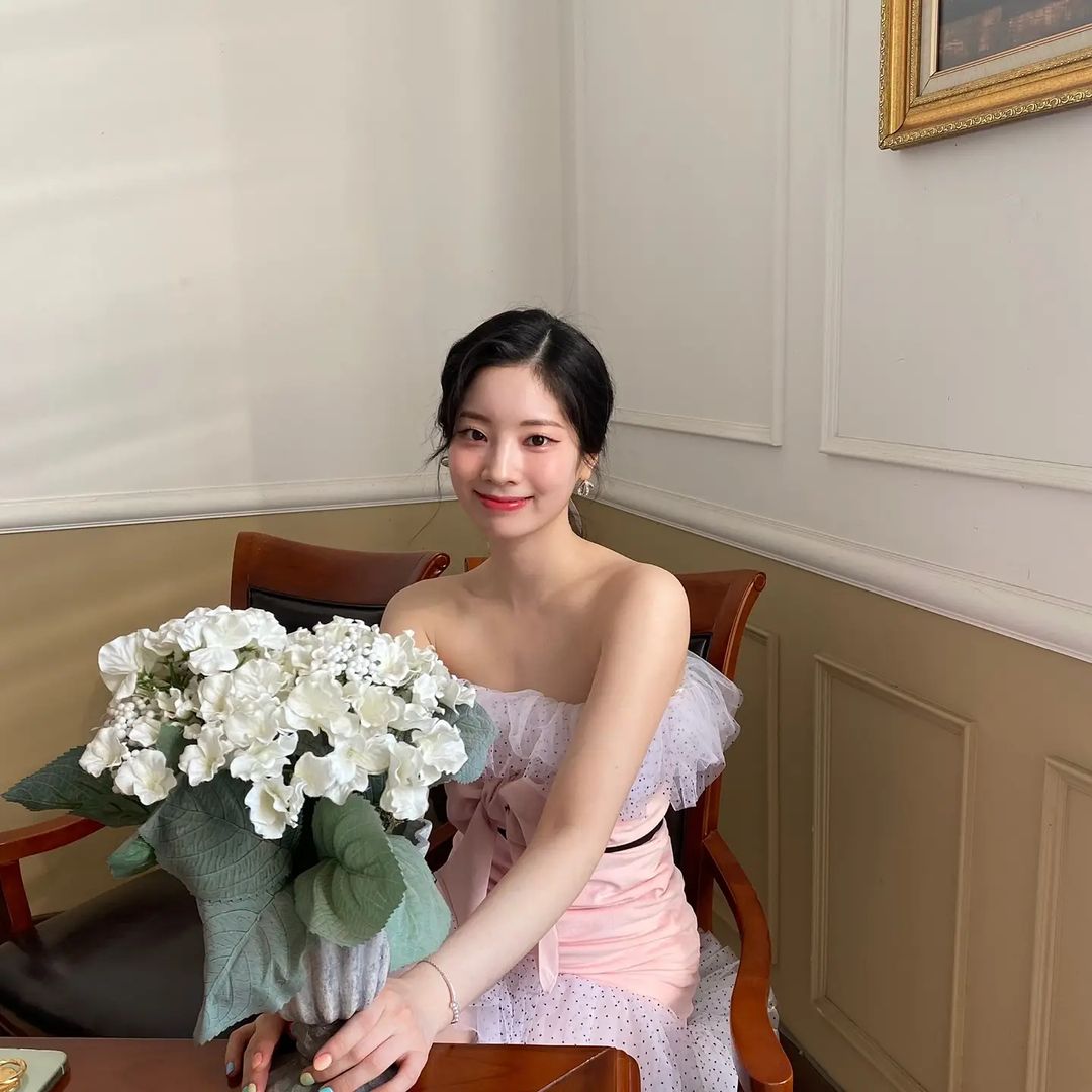Ảnh hậu trường của TWICE: Không cần photoshop mà vẫn đẹp không tỳ vết nhờ dáng chuẩn, chọn đồ khéo - Ảnh 4. Ảnh hậu trường của TWICE: Không cần photoshop mà vẫn đẹp không tỳ vết nhờ dáng chuẩn, chọn đồ khéo - Ảnh 4.