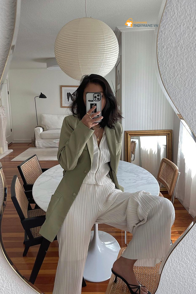 Với bộ tăm dập ly, bạn có thể khoác thêm áo blazer bên ngoài là có thể sẵn sàng cho buổi họp trực tuyến rồi