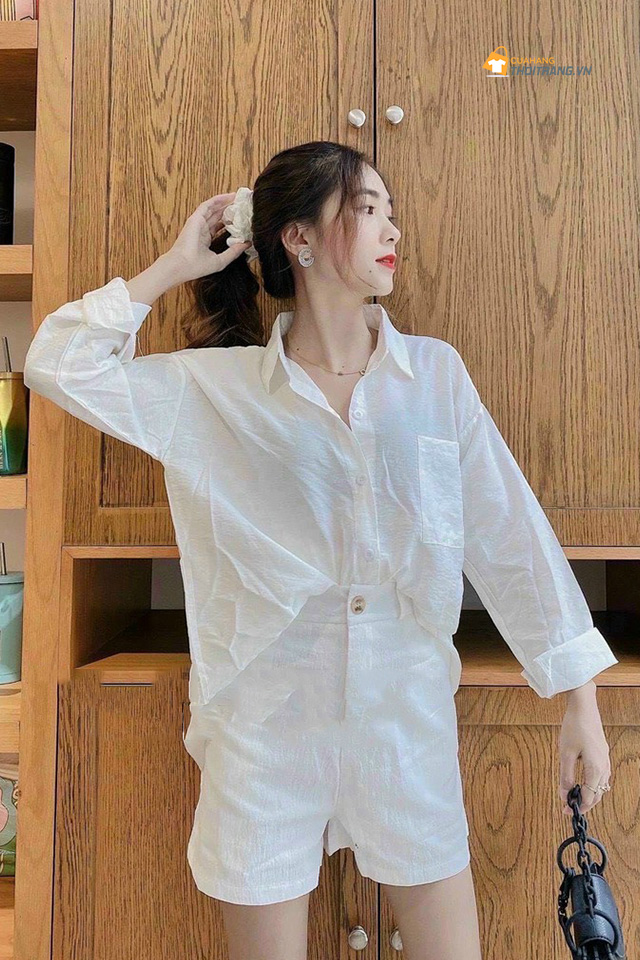 Áo sơ mi oversize kết hợp với short cùng tôn màu sang chảnh