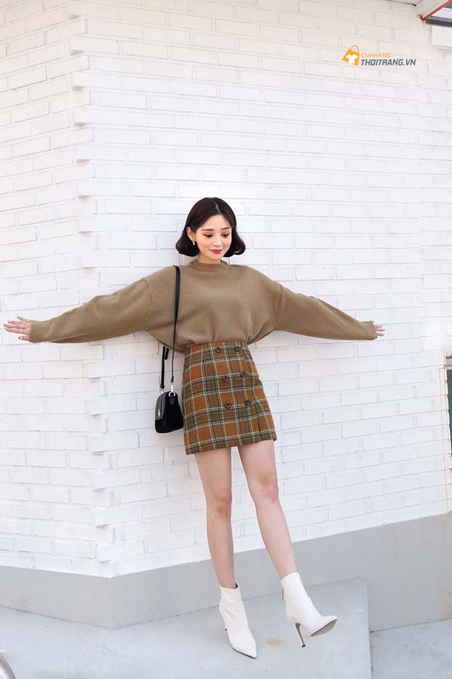 Áo nỉ hoddie kết hợp chân váy kẻ caro và boot trắng trẻ trung