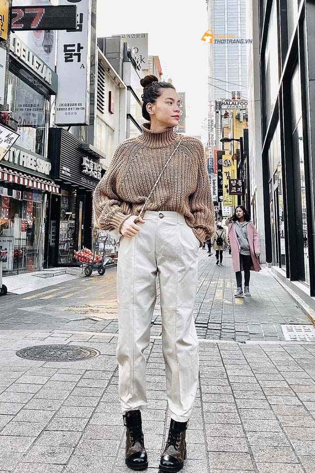 Áo len cổ lọ phối quần kaki và giày bóng mới lạ
