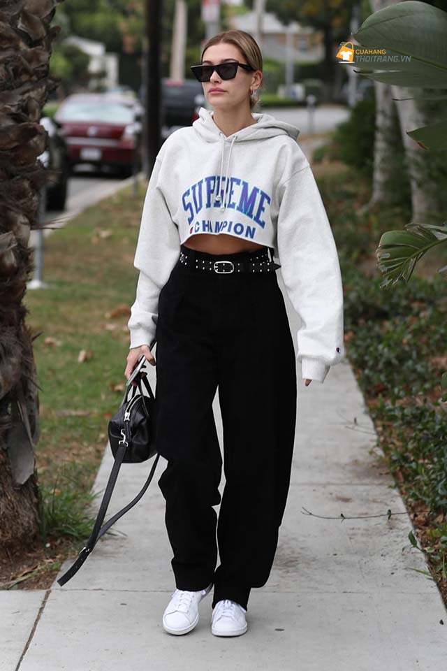 Áo hoddie croptop kết hợp với quần ống rộng cạp cao khoe vòng eo con kiến
