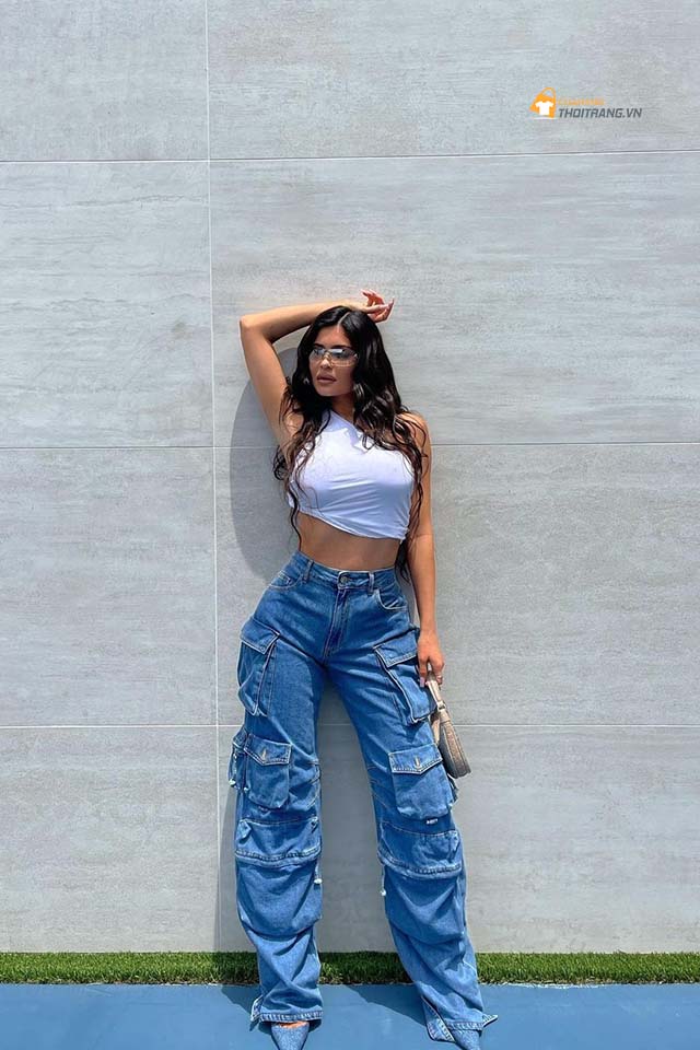 Quần ống rộng cargo kết hợp với áo croptop trẻ trung cá tính