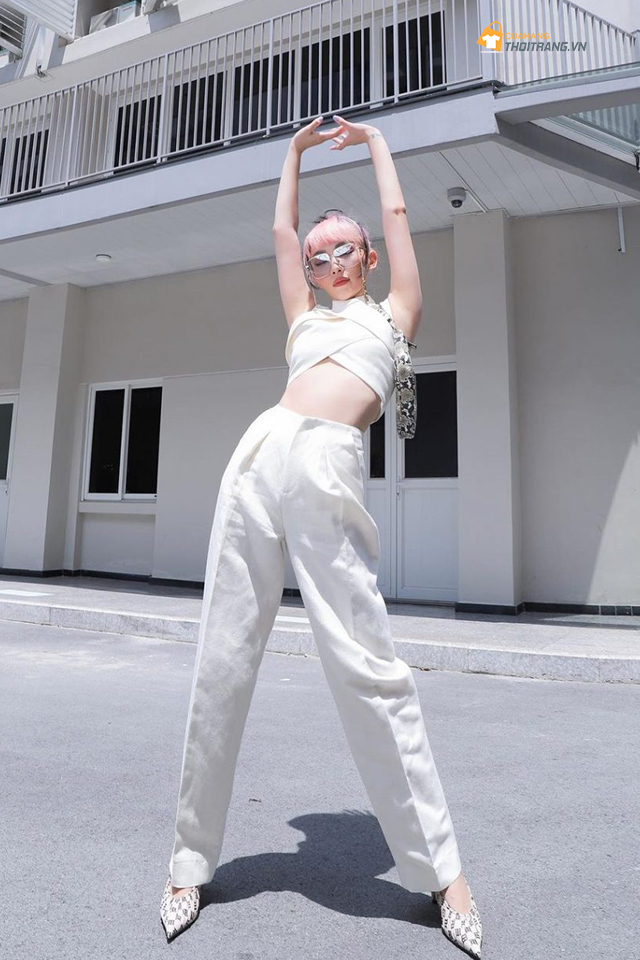 Tuổi 30, người ta hay chọn những trang phục màu trắng để trông trẻ trung hơn