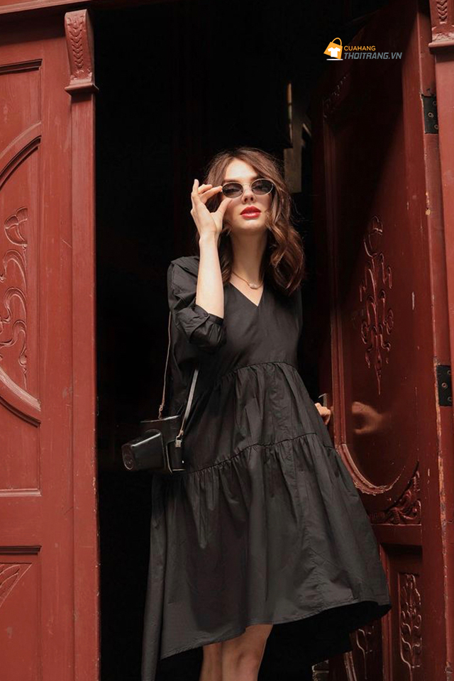 Một chiếc đầm đen với thiết kế tinh giản, chất liệu cao cấp và vừa vặn với cơ thể sẽ giúp phong cách thời trang của bạn được “nâng tầm” hơn hẳn