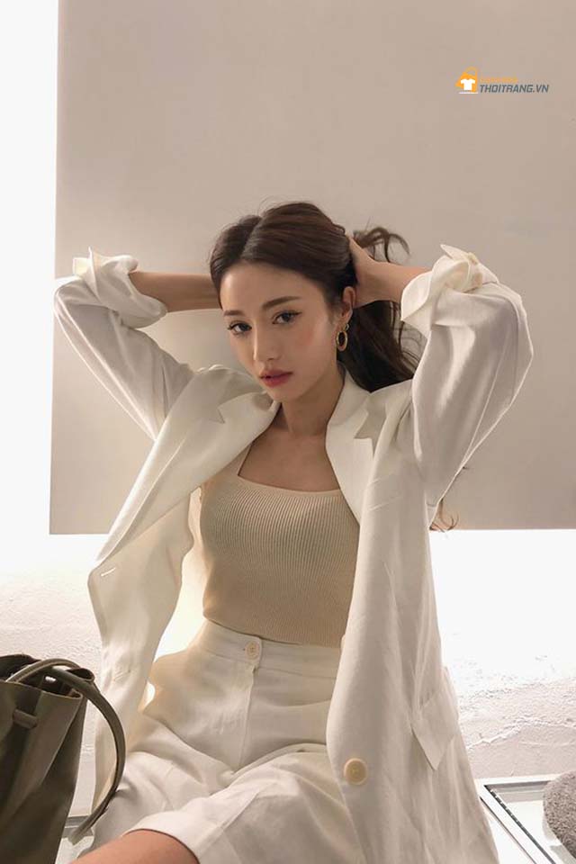 Boyfriend blazer đang “làm mưa làm gió” giới mộ điệu thời gian gần đây với gam màu trung tính nhã nhặn như beige, nâu, đen,…