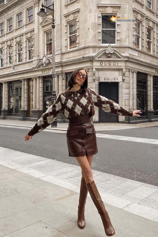 Ankle boots ngang mắt cá chân. Hay những đôi high-knee boots với chiều dài qua gối hoặc ngang đến giữa đùi phối áo gile trẻ trung