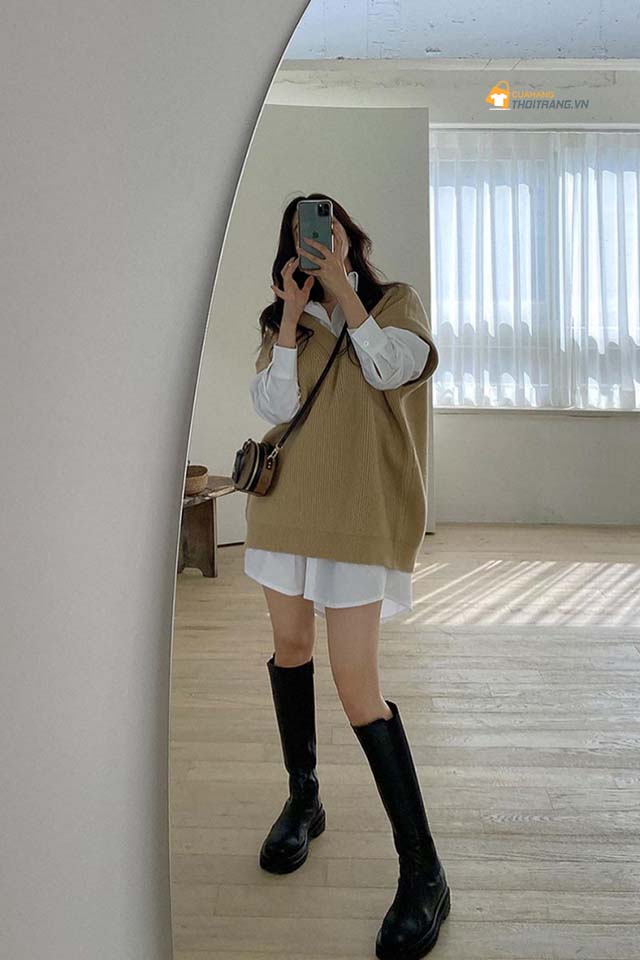 Phối áo sơ mi oversize với áo gile dáng rộng trẻ trung