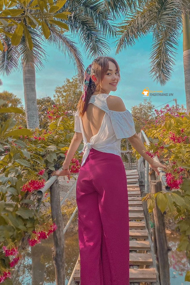 Minh Hằng lăng xê quần hồng cánh sen kết hợp áo khoét lưng trắng gợi cảm.