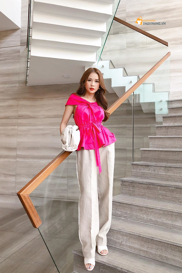 áo blouse Sam đang diện rất điệu, lại mang màu hồng chóe lọe. Nhưng nhờ khéo mix với quần ống suông siêu dài + giày mule xuyệt tông trắng