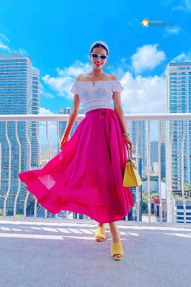 Phạm Hương vừa chọn set đồ gồm áo trễ vai + chân váy với gam màu trắng và hồng fuchsia làm chủ đạo. Set đồ này rất nữ tính, phóng khoáng.