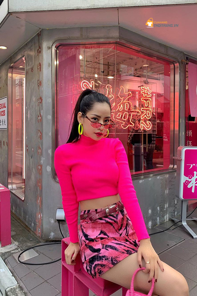 Chi Pu khiến fan mãn nhãn với bộ cánh hồng rực rỡ. Nữ ca sĩ diện áo crop top dài tay phối cùng chân váy và túi xách ton sur ton, tôn khéo vòng eo con kiến cùng vẻ ngoài sành điệu.