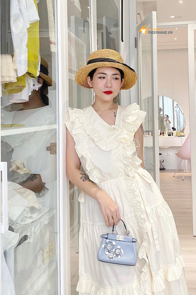 “Hot mom” Lâm Thuý Nhàn lựa chọn cho mình chiếc đầm trắng thanh thoát với chi tiết bèo nhún nữ tính trong ngày ở nhà