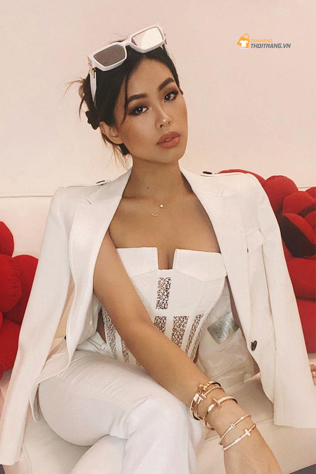 Tiên Nguyễn sang chảnh ngút ngàn với bộ suit trắng thời thượng phối corset phong cách monochrome