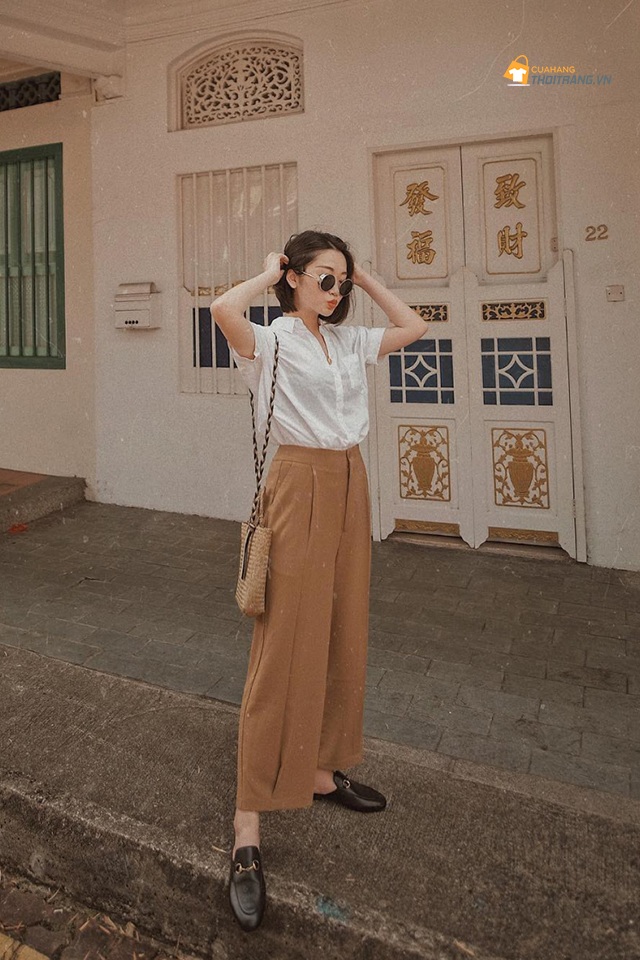 Sơ mi trắng, quần ống rộng, giầy hở gót và túi nan mộc mạc. Set đồ này mang lại hình ảnh thanh nhã nhưng không kém phần cá tính cho các nàng.