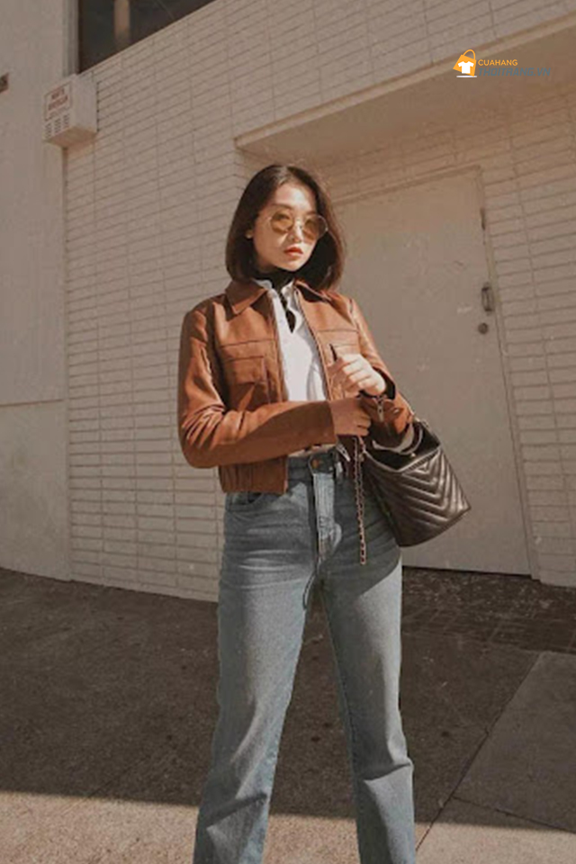 Chiếc áo da trở thành điểm nhấn và khiến set đồ đi làm của chị em văn phòng trở nên hút mắt hơn. Kết hợp quần jean sáng màu trẻ trung, năng động