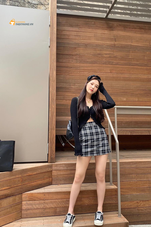 Set đồ len với cardigan nhẹ nhàng và chân váy ôm kẻ caro vừa trẻ trung lại sexy hack dáng