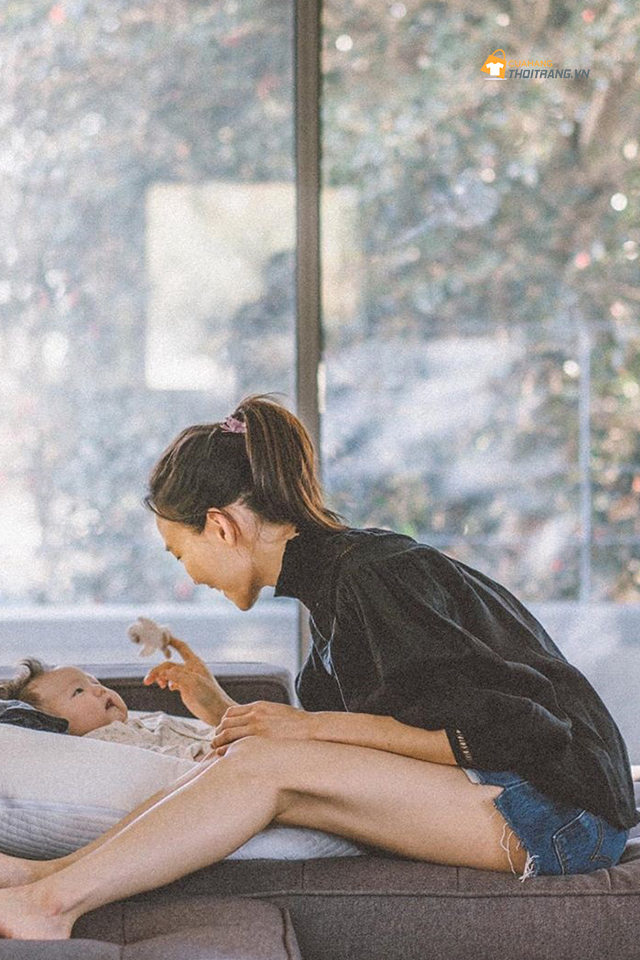 Áo sơ mi phối quần jean đùi thoải mái cho set đồ ở nhà
