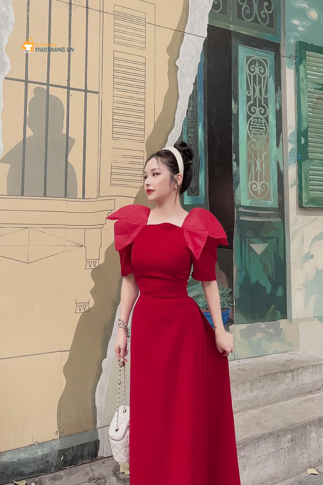 Áo dài đỏ cách tân may mắn cho năm mới